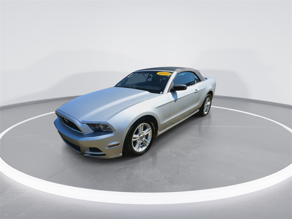 2013 Ford Mustang V6 Convertible photo 3