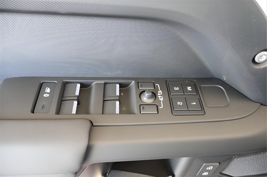 2025 Land Rover Defender 110 S photo 9
