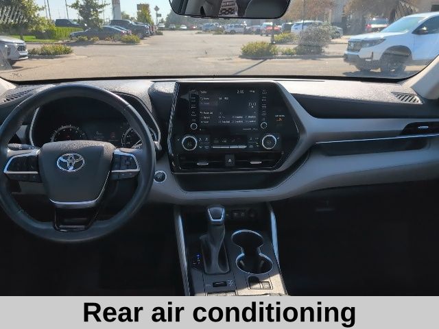 2021 Toyota Highlander XLE photo 2