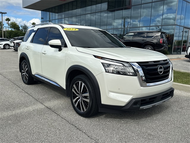 2024 Nissan Pathfinder Platinum photo 3