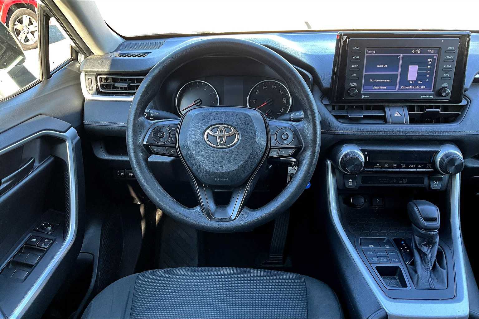 2021 Toyota RAV4 LE photo 5