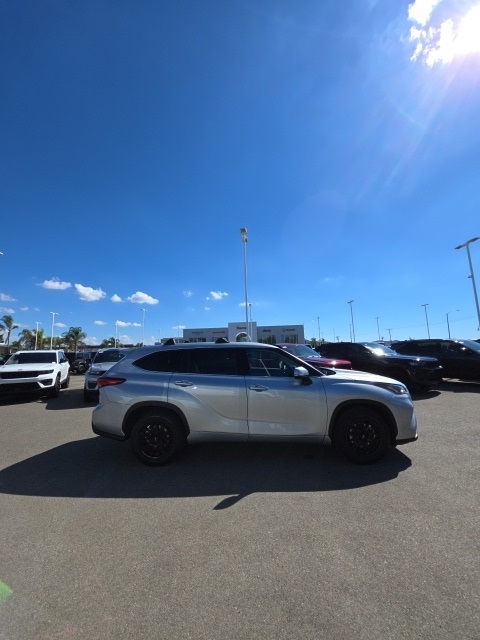 2021 Toyota Highlander L photo 13