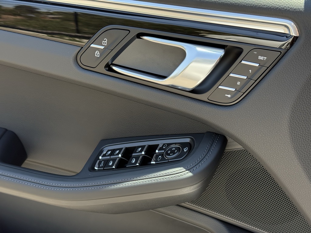 2025 Porsche Macan S photo 23