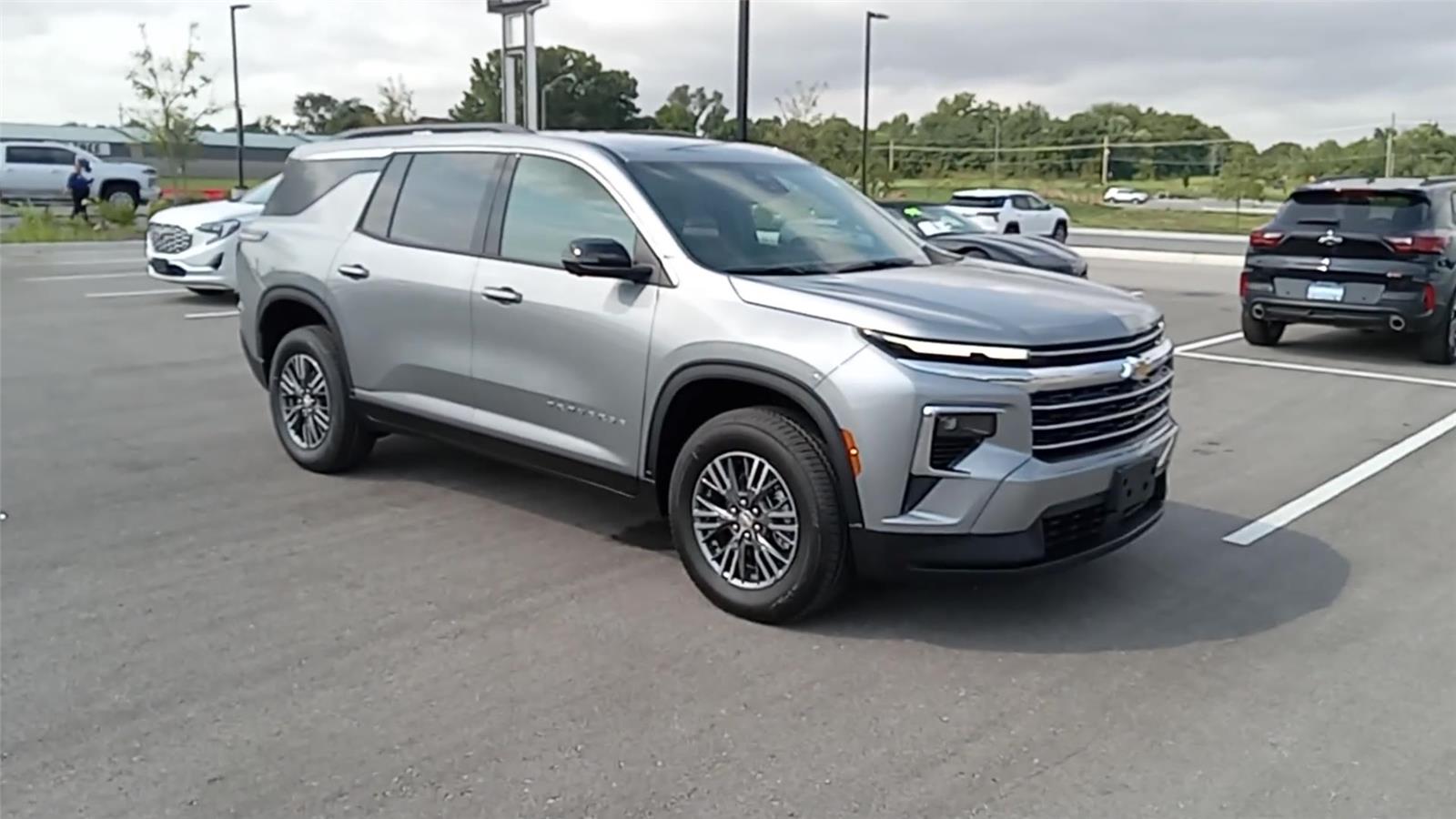 2026 Chevrolet Traverse photo 2