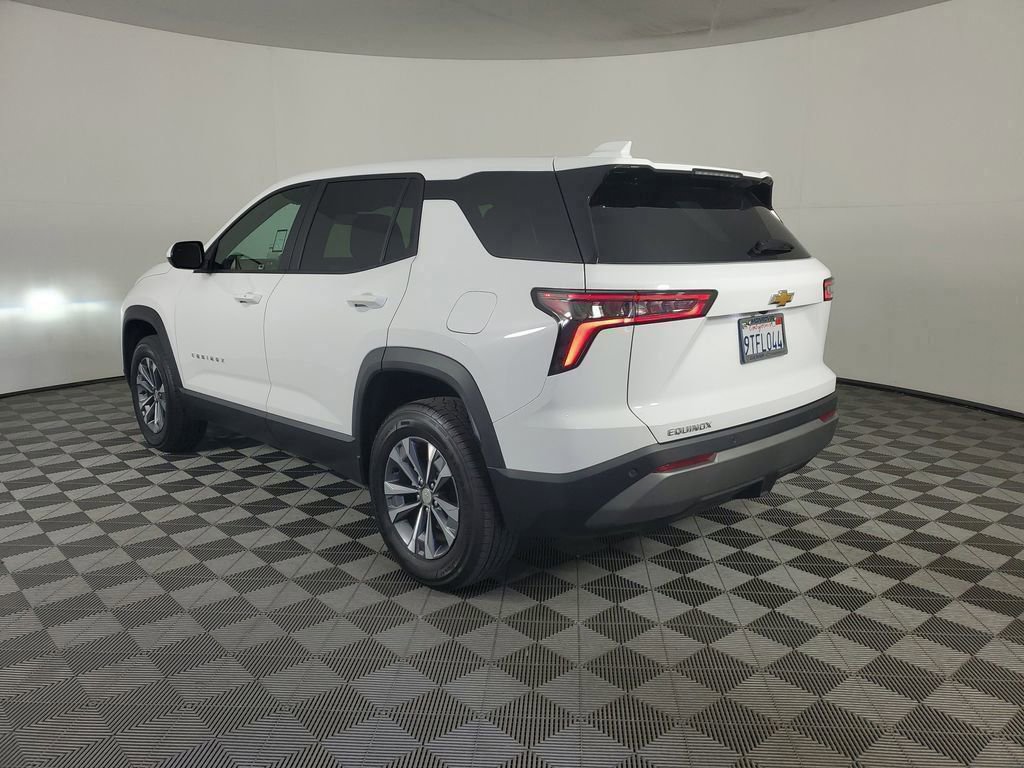 2025 Chevrolet Equinox LT photo 2