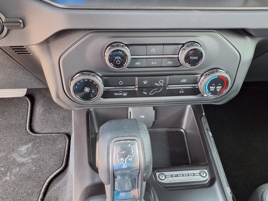 2025 Ford Bronco Base photo 19