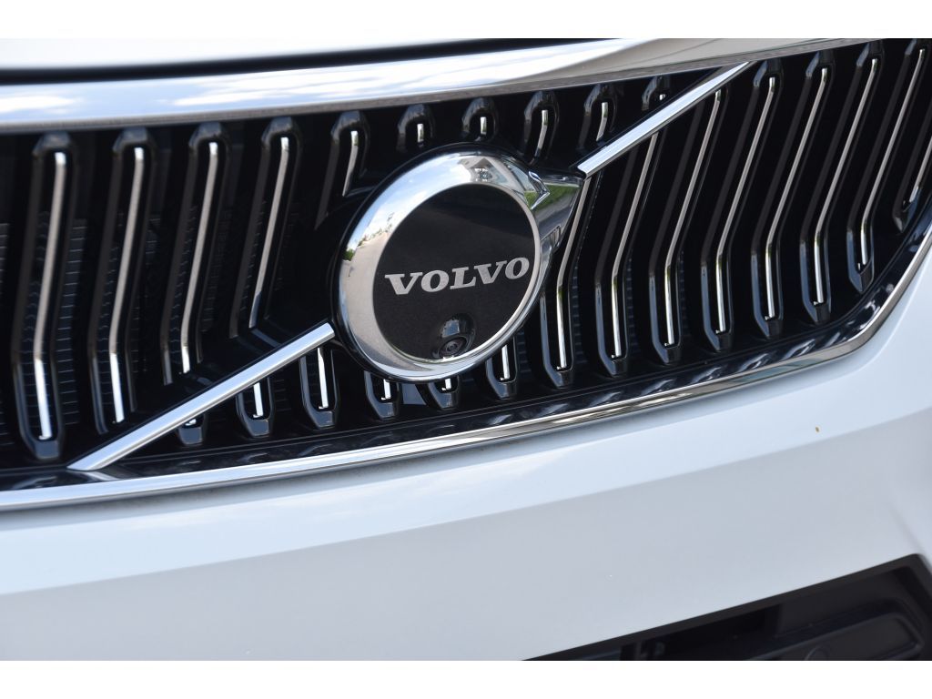 2025 Volvo XC40 photo 9