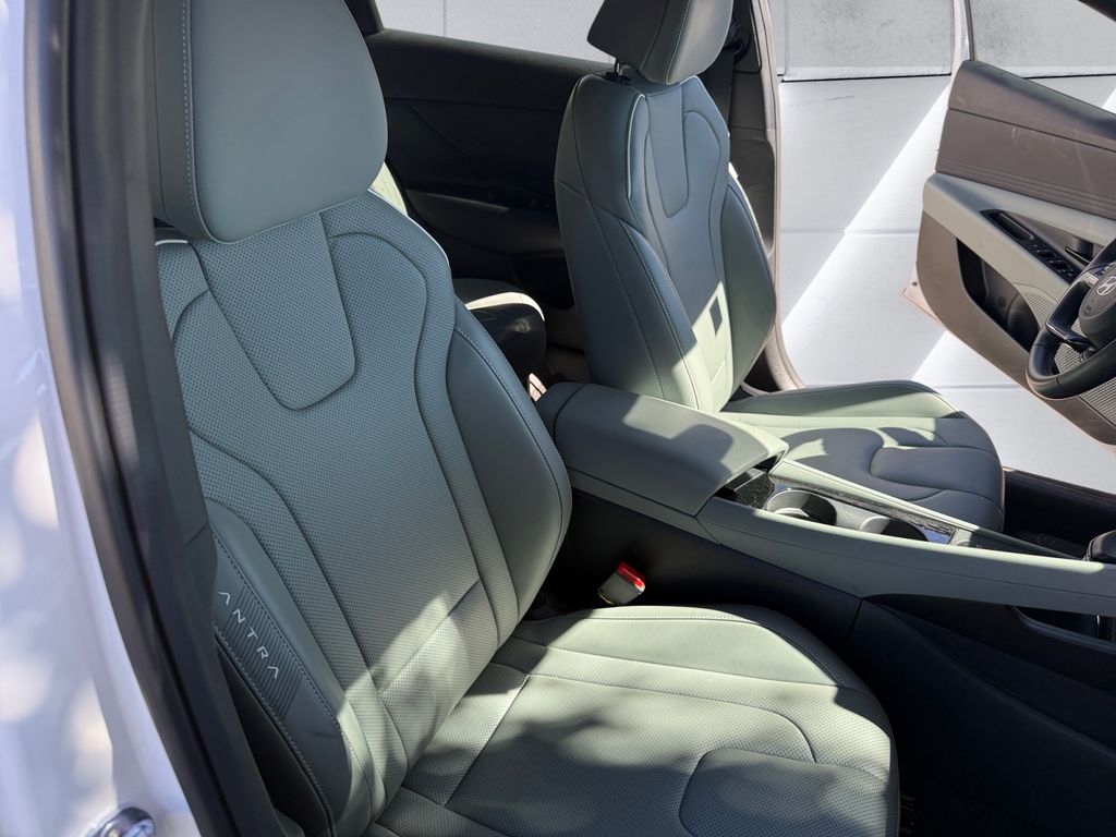 2025 Hyundai Elantra Hybrid Limited photo 13