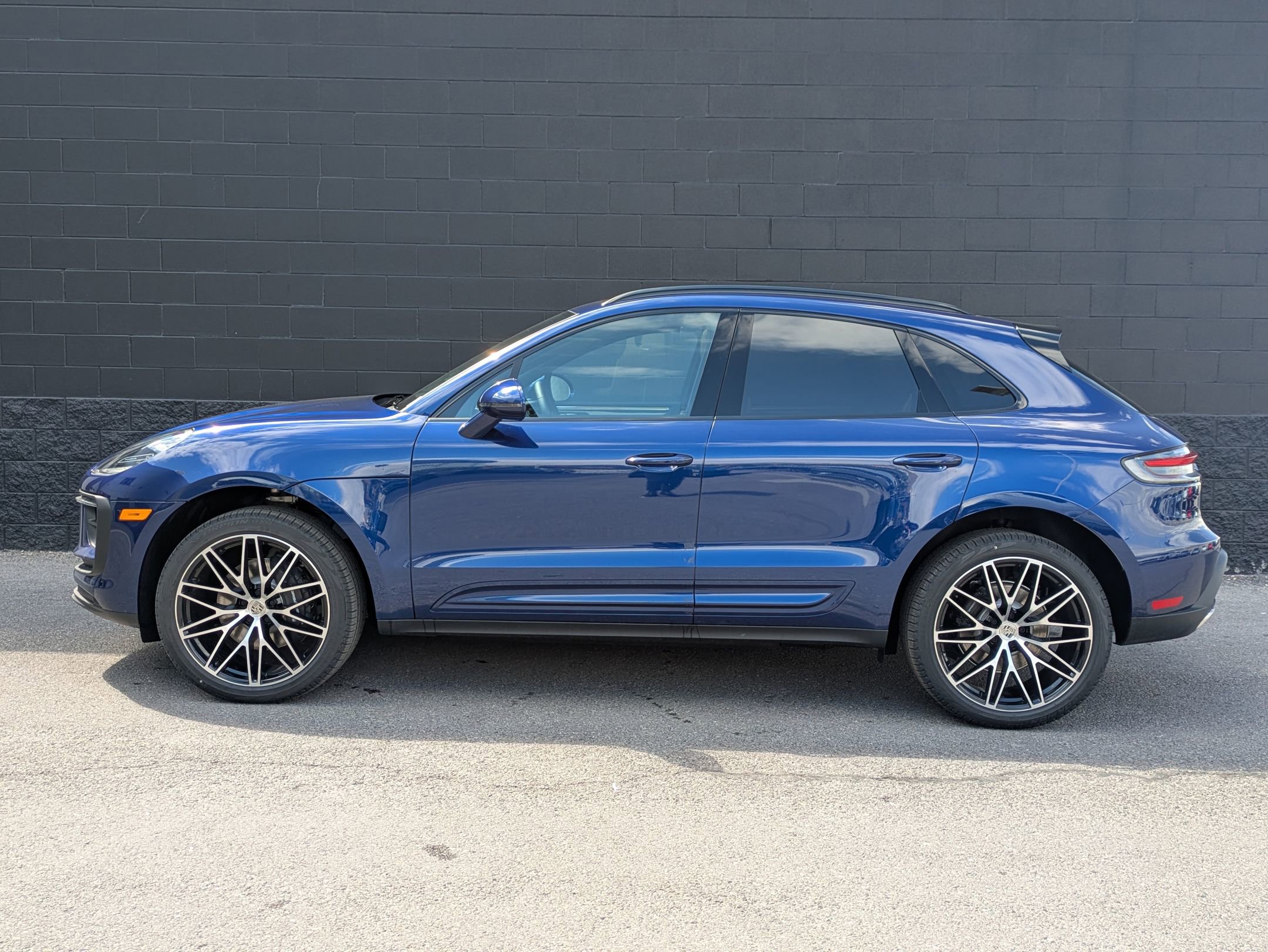 2025 Porsche Macan T photo 2
