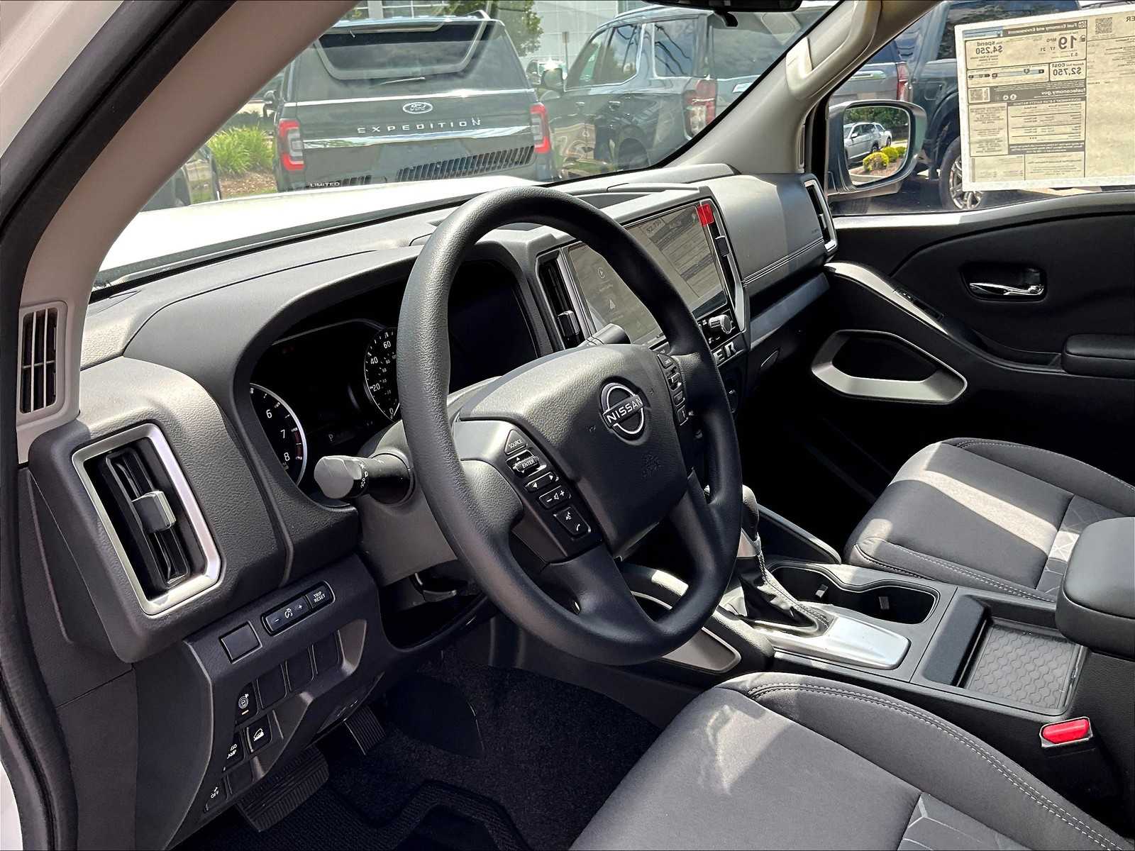 2025 Nissan Frontier SV photo 8