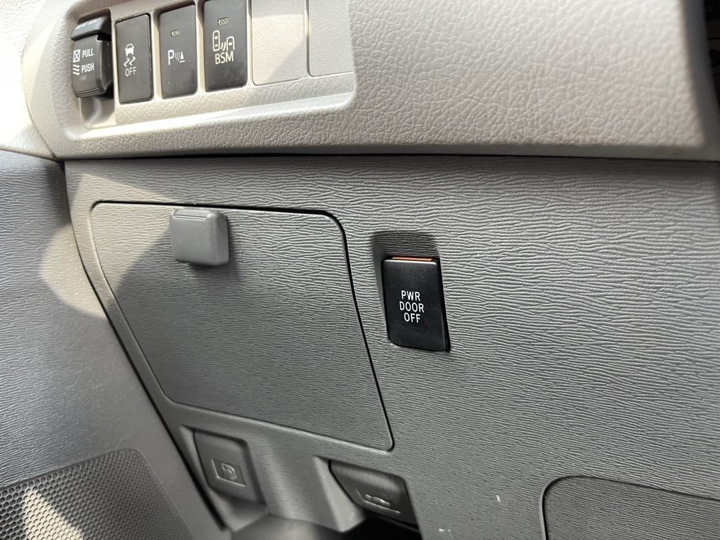 2017 Toyota Sienna XLE photo 41