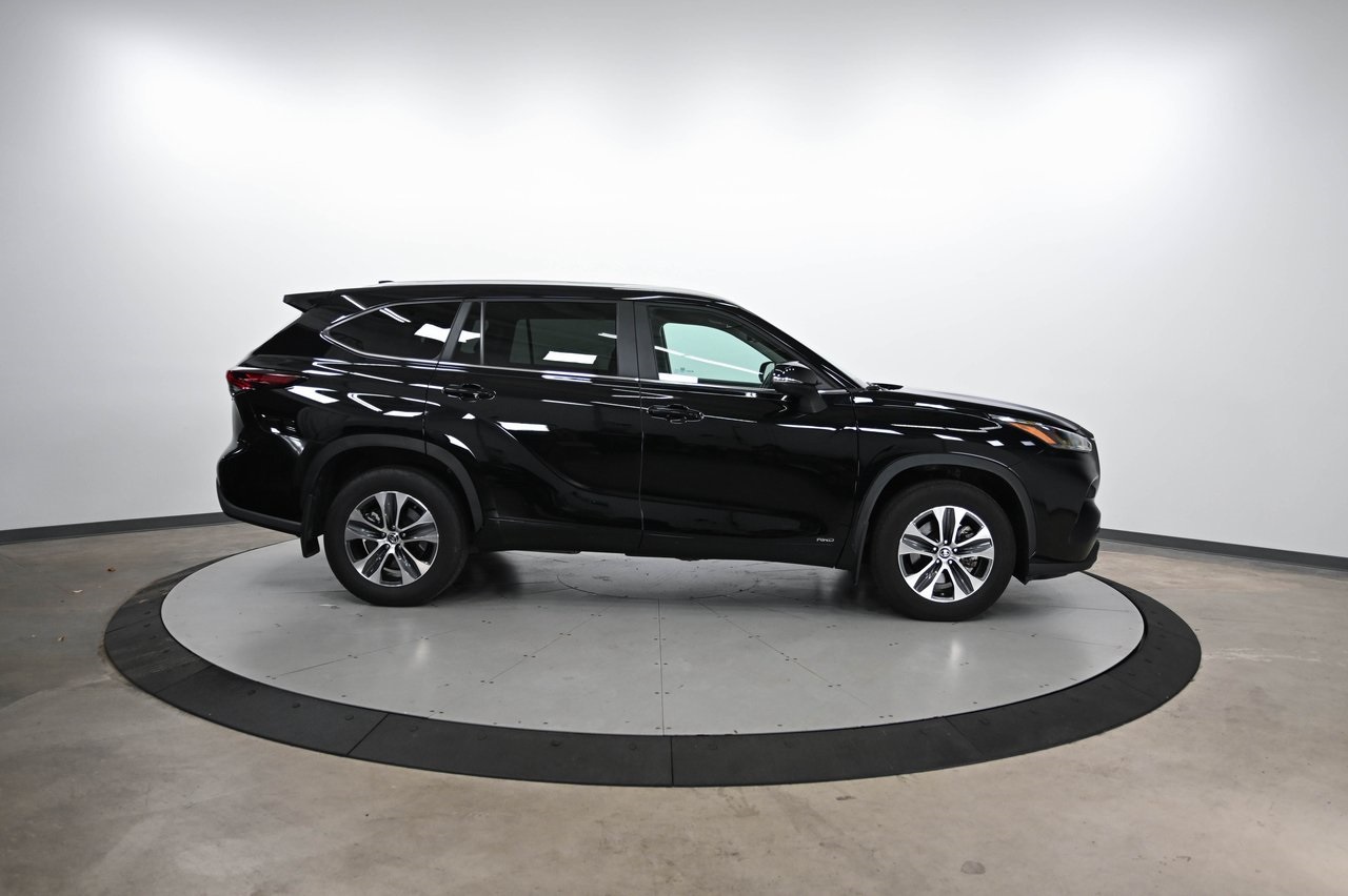 2024 Toyota Highlander Hybrid XLE photo 2