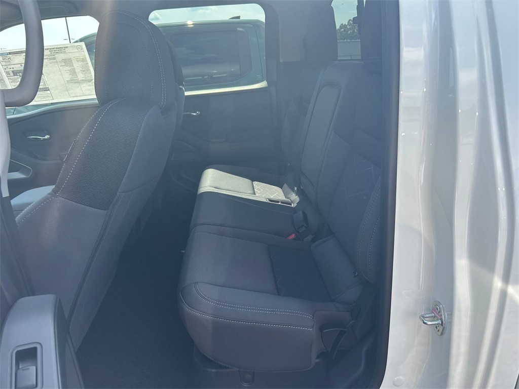 2025 Nissan Frontier Crew Cab SV photo 8