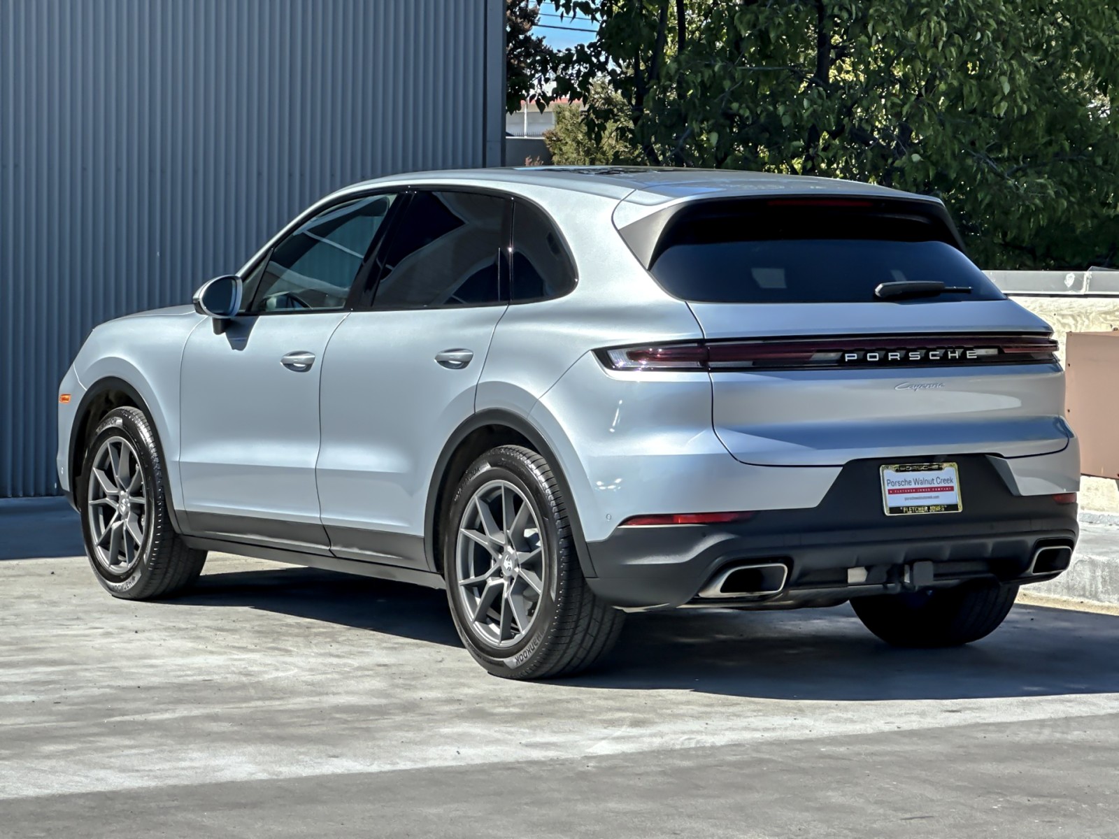 2025 Porsche Cayenne photo 2