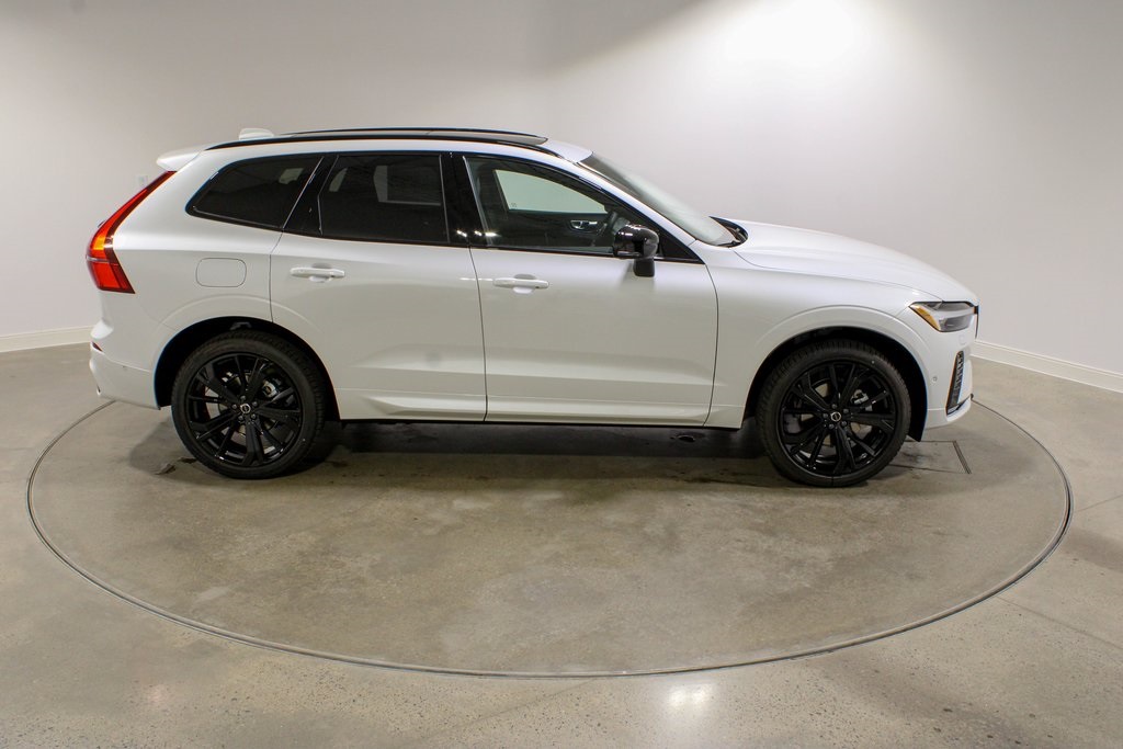 2026 Volvo XC60 B5 Black Edition photo 5