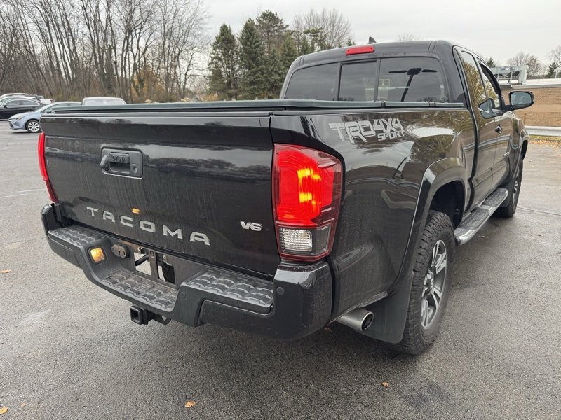 2019 Toyota Tacoma TRD Sport photo 3
