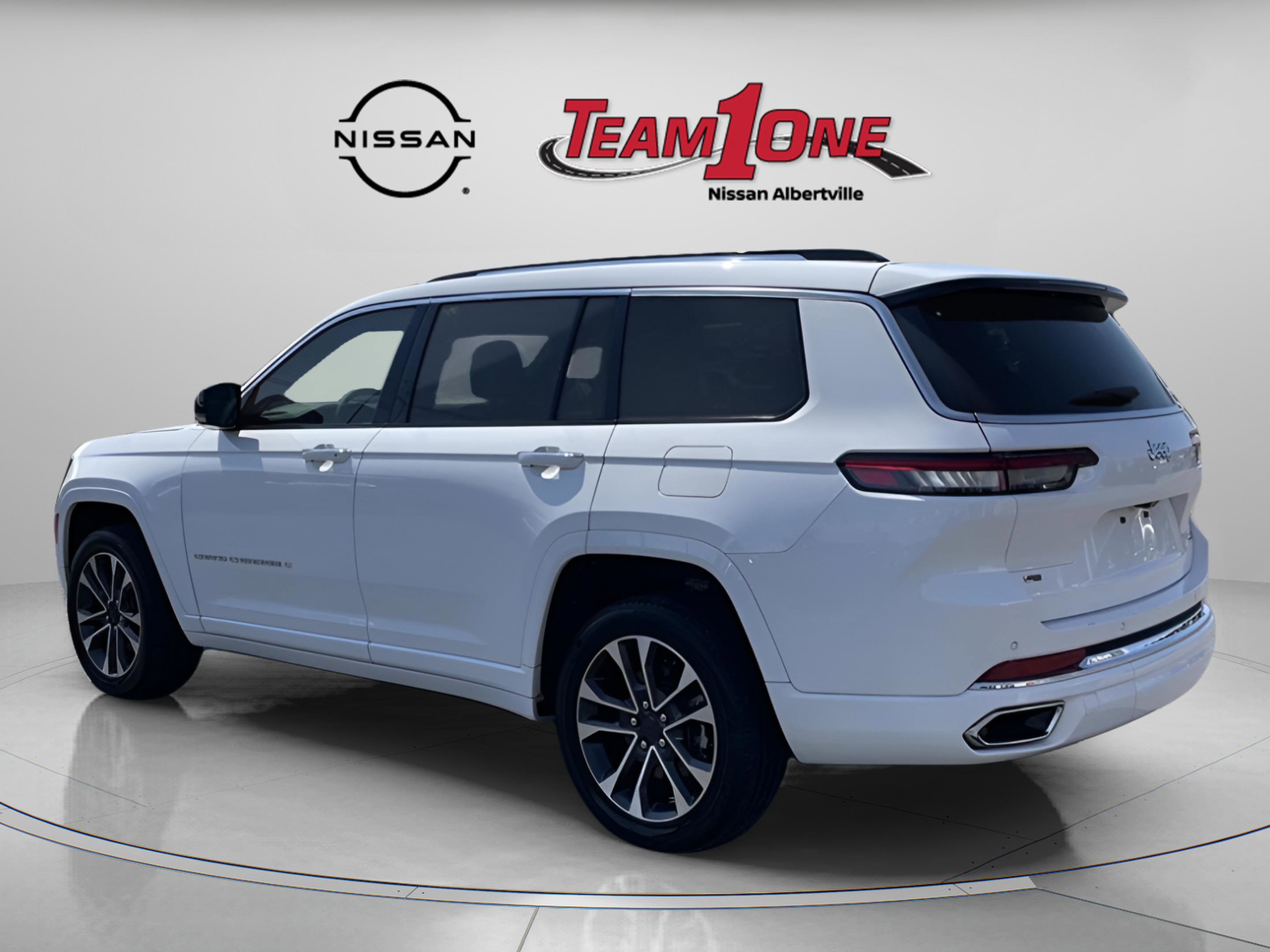 2023 Jeep Grand Cherokee Overland photo 2