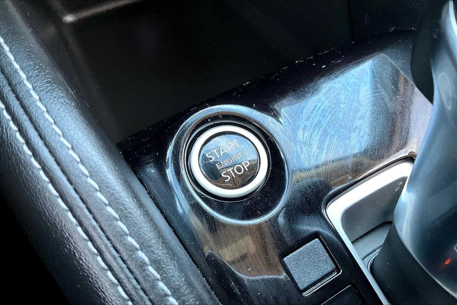2020 Nissan Kicks SR photo 30