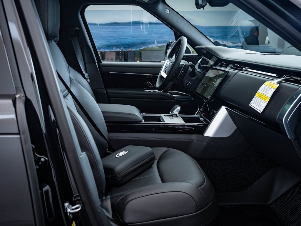 2025 Land Rover Range Rover SE photo 35