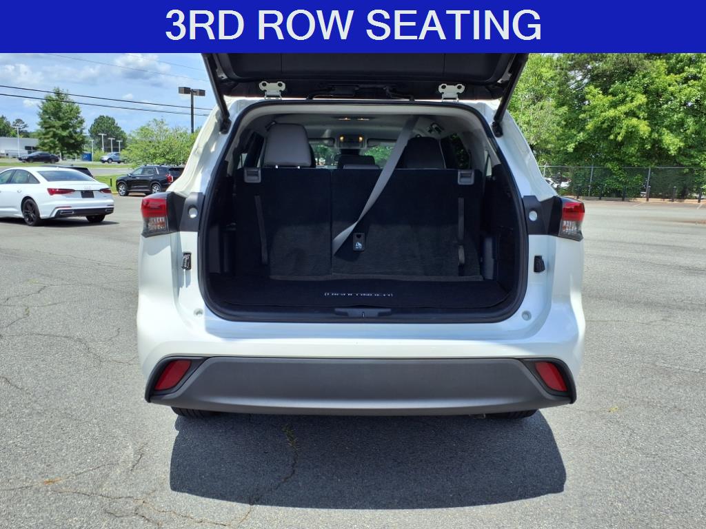 2020 Toyota Highlander LE photo 17
