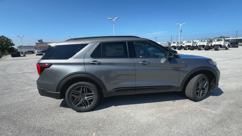 2025 Ford Explorer ST-Line photo 6