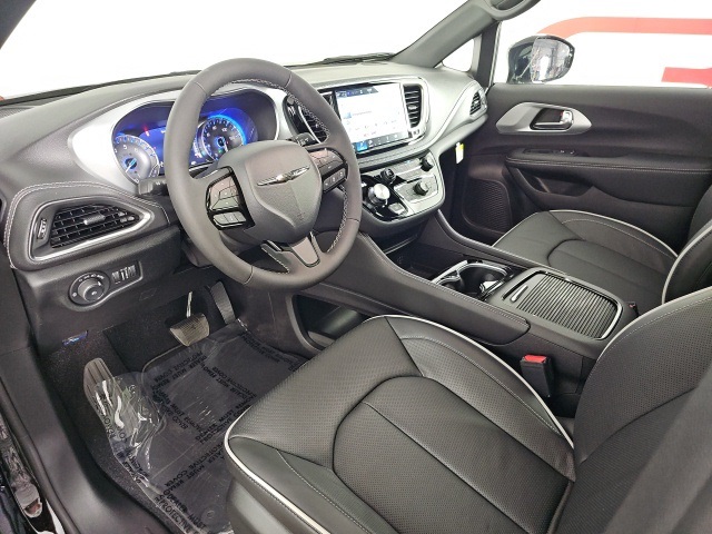 2026 Chrysler Pacifica Limited photo 8