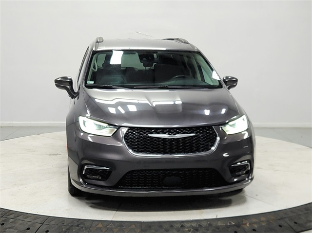 2022 Chrysler Pacifica Touring L photo 2