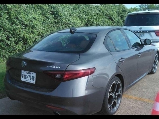 2022 Alfa Romeo Giulia Ti photo 2