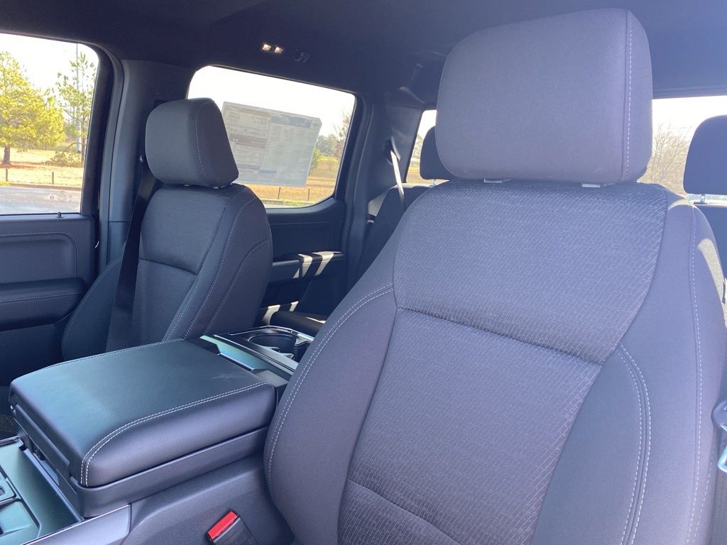 2025 Ford F-150 XLT photo 9