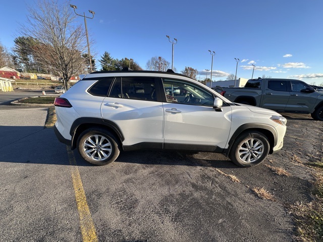 2022 Toyota Corolla Cross LE photo 2