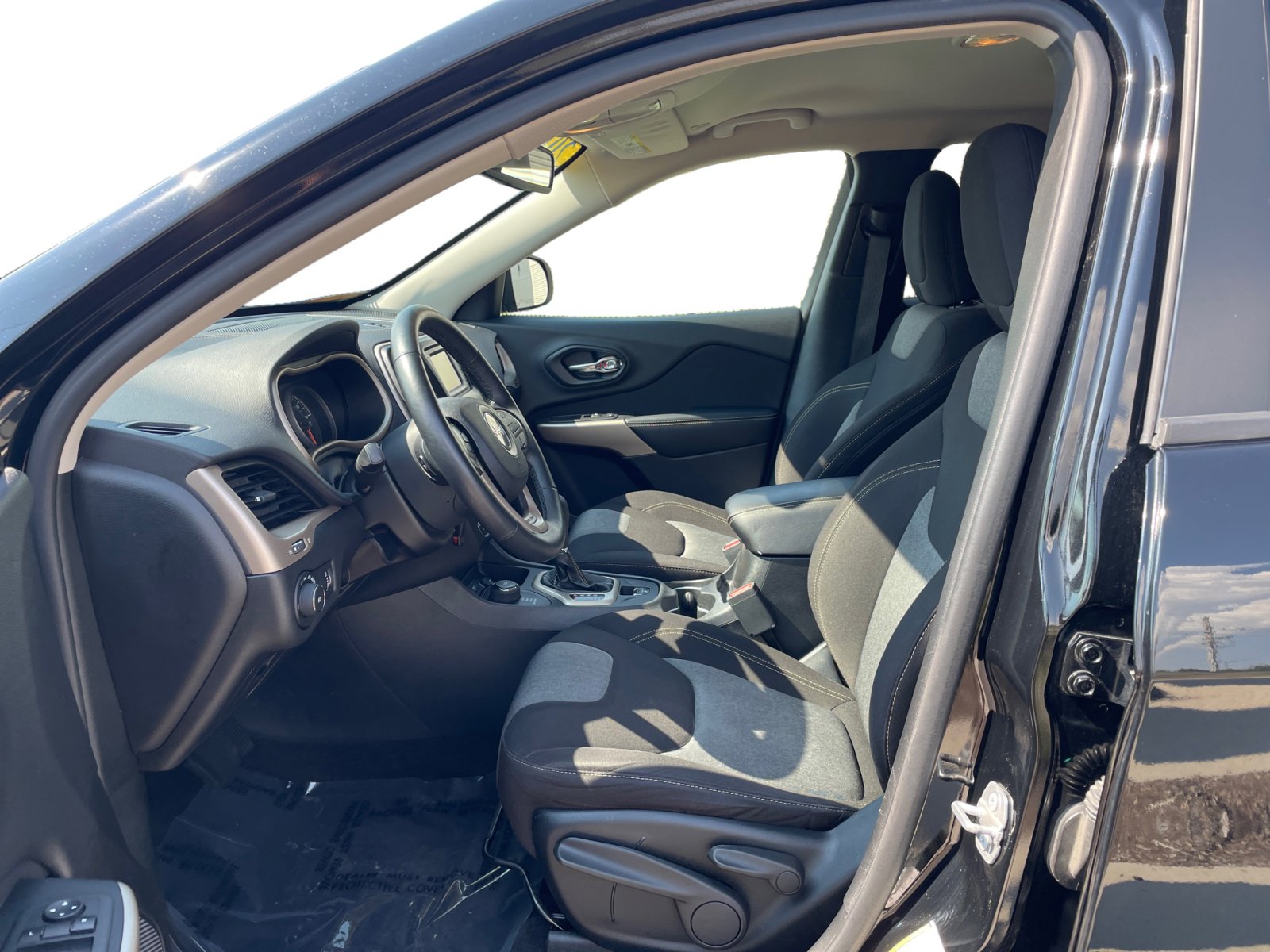 Used 2018 Jeep Cherokee Latitude with VIN 1C4PJMCBXJD588516 for sale in Kansas City