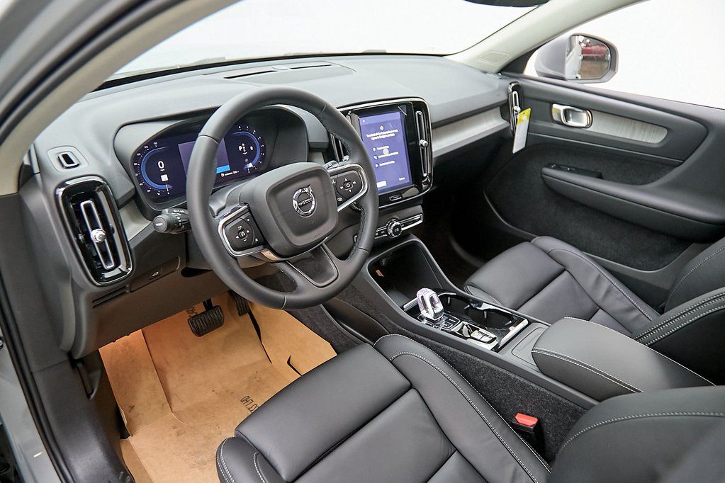 2025 VOLVO XC40 - Image 8