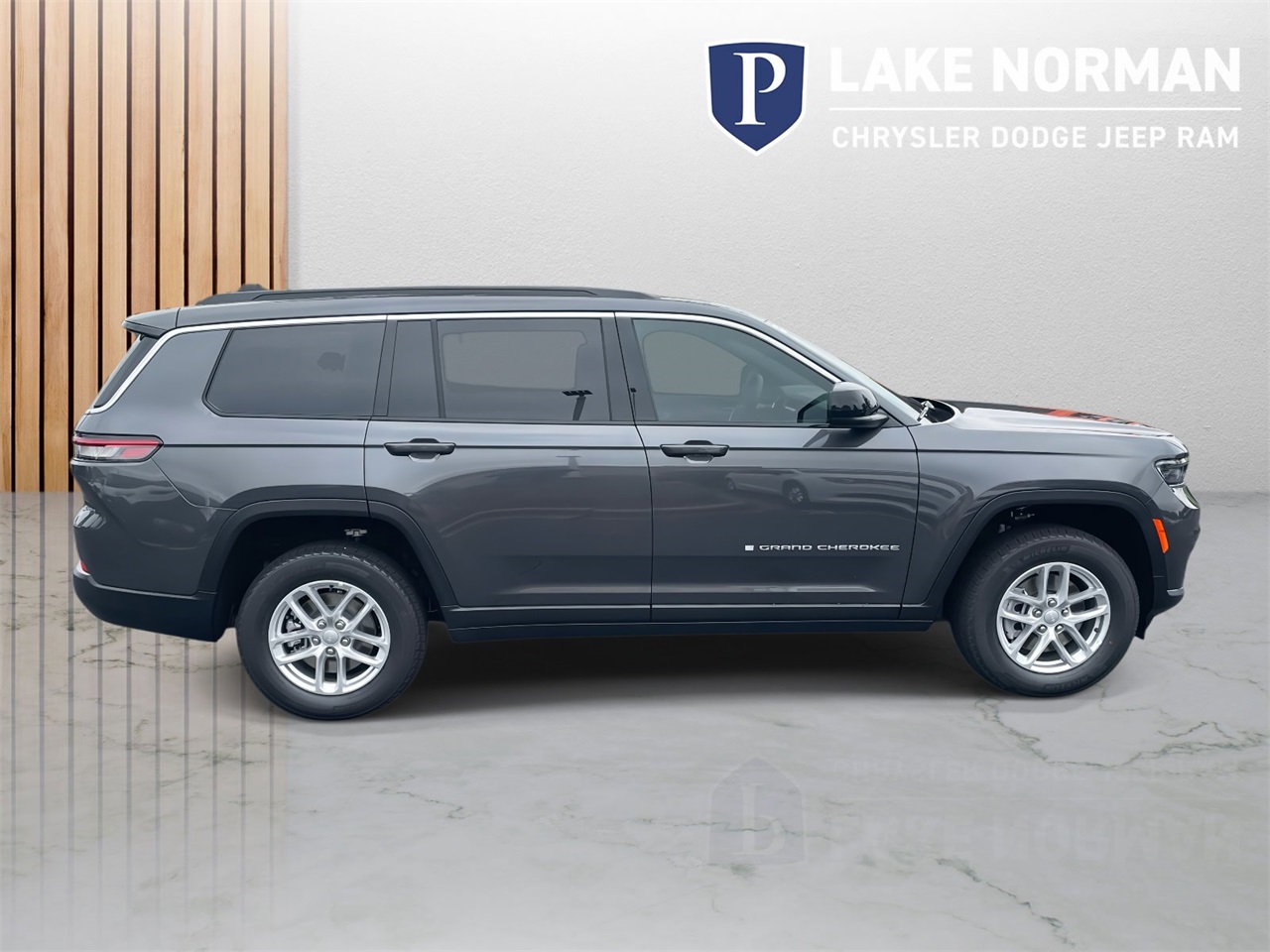 2025 Jeep Grand Cherokee Laredo photo 3