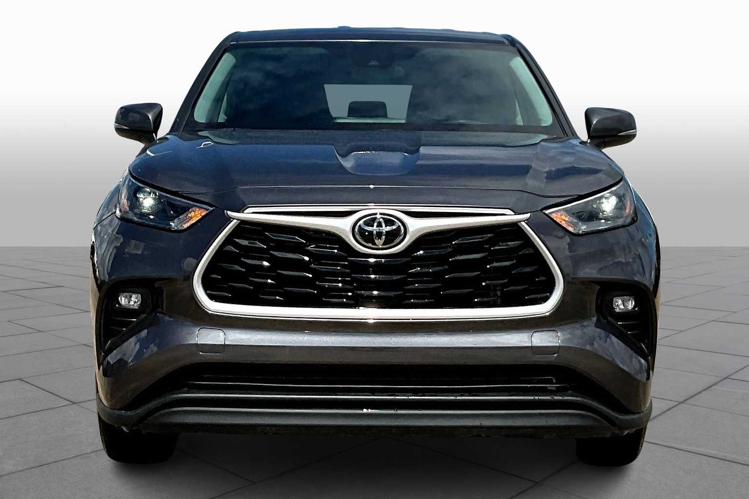 2024 Toyota Highlander LE photo 3