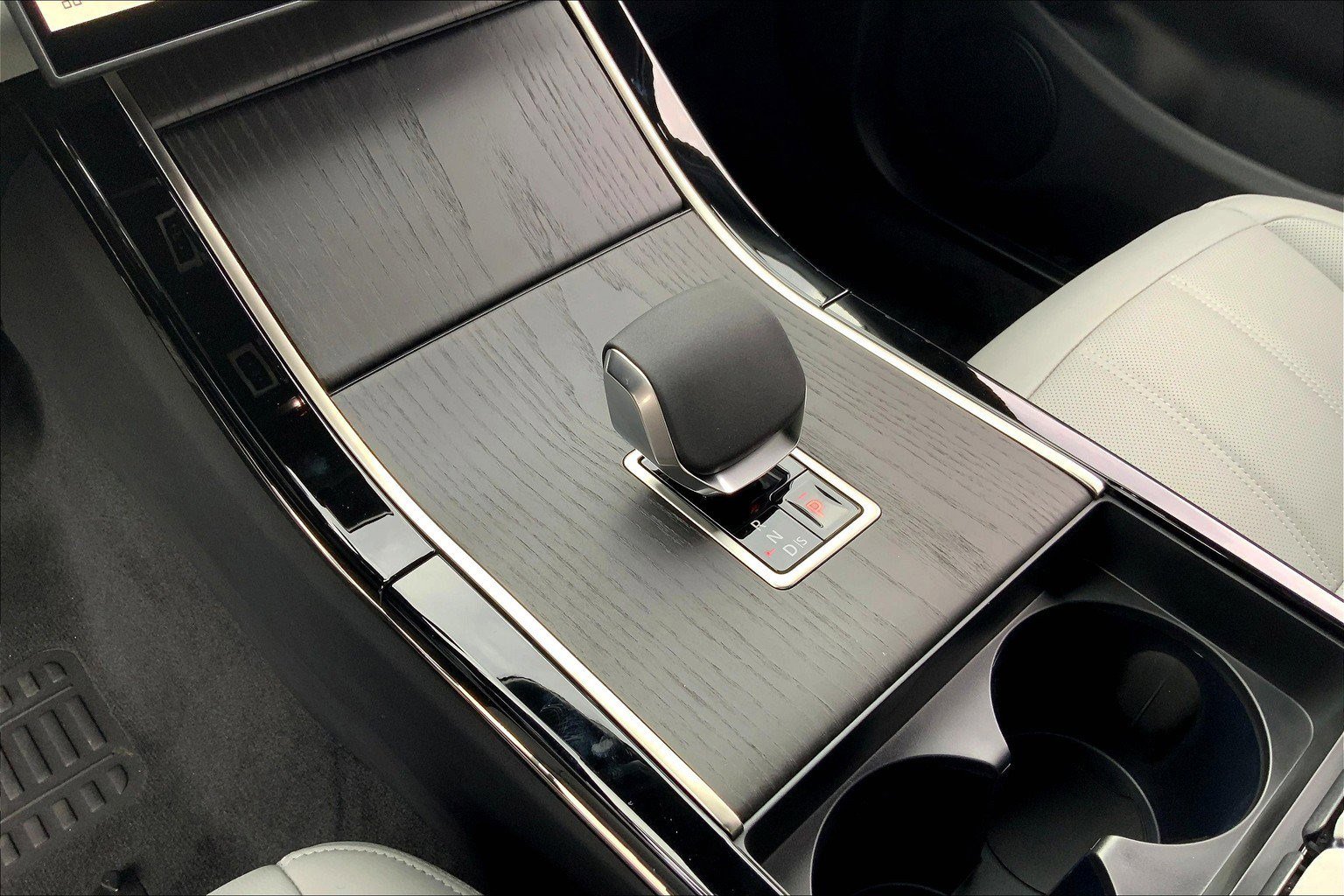 2026 Land Rover Range Rover Evoque S photo 6