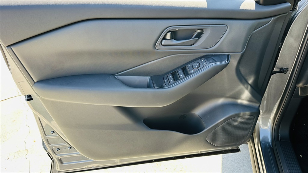 2025 Nissan Rogue S photo 12