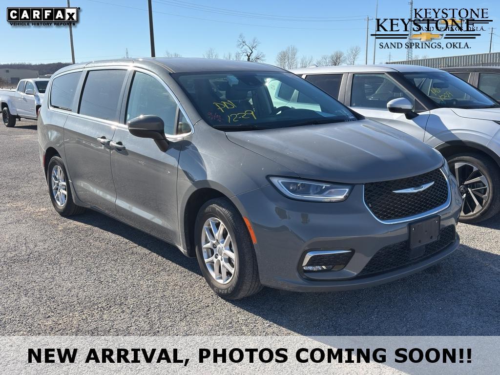 2023 Chrysler Pacifica Touring L's photo