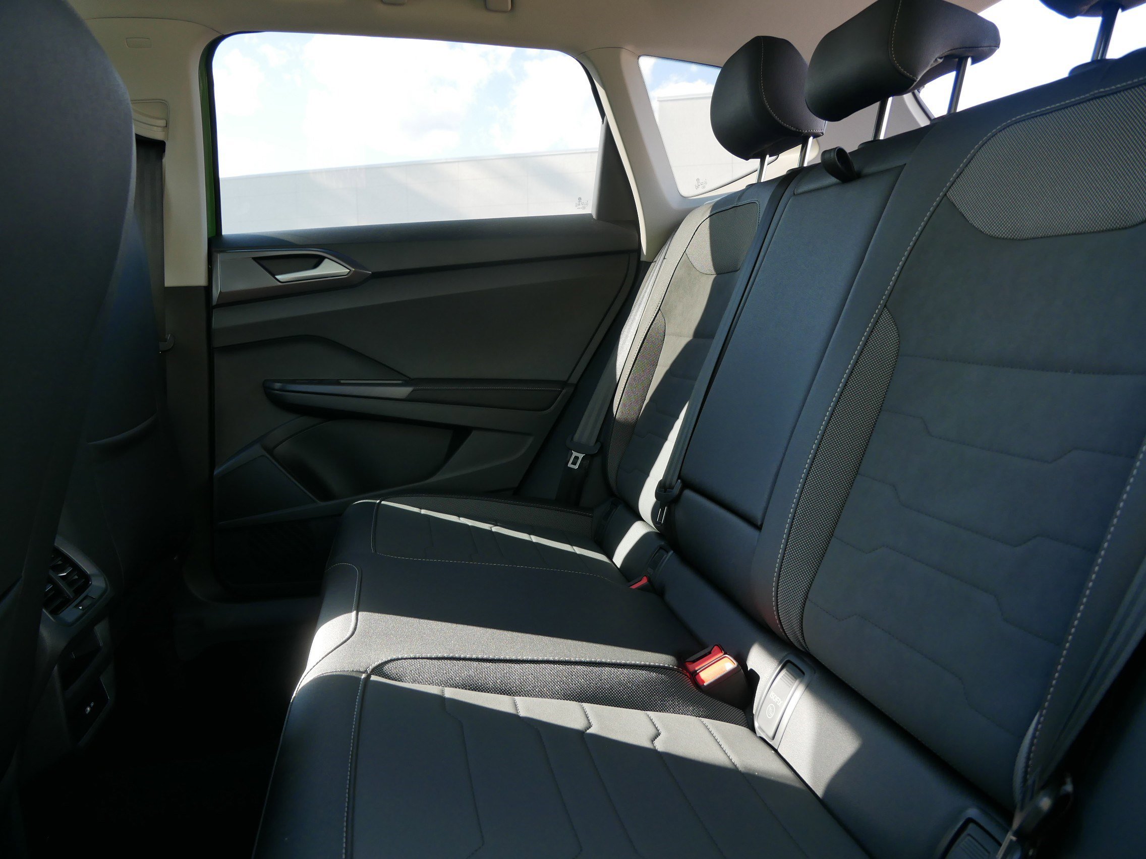 2025 Volkswagen Taos SE photo 4