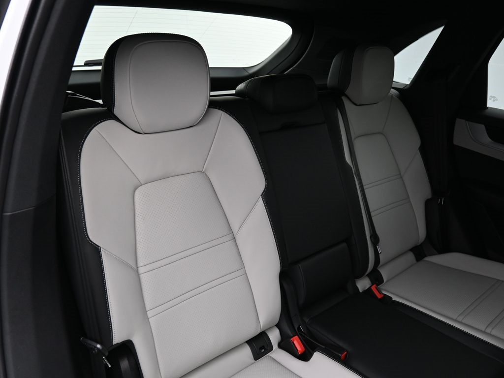 2026 Porsche Cayenne photo 10