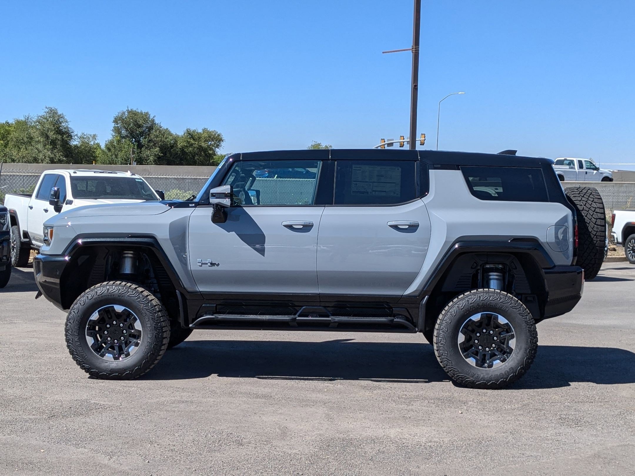 2025 Gmc Hummer EV SUV photo 2