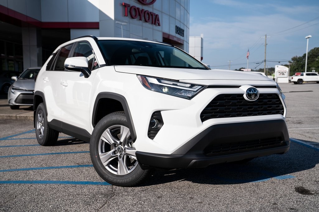 2025 Toyota RAV4 XLE's photo