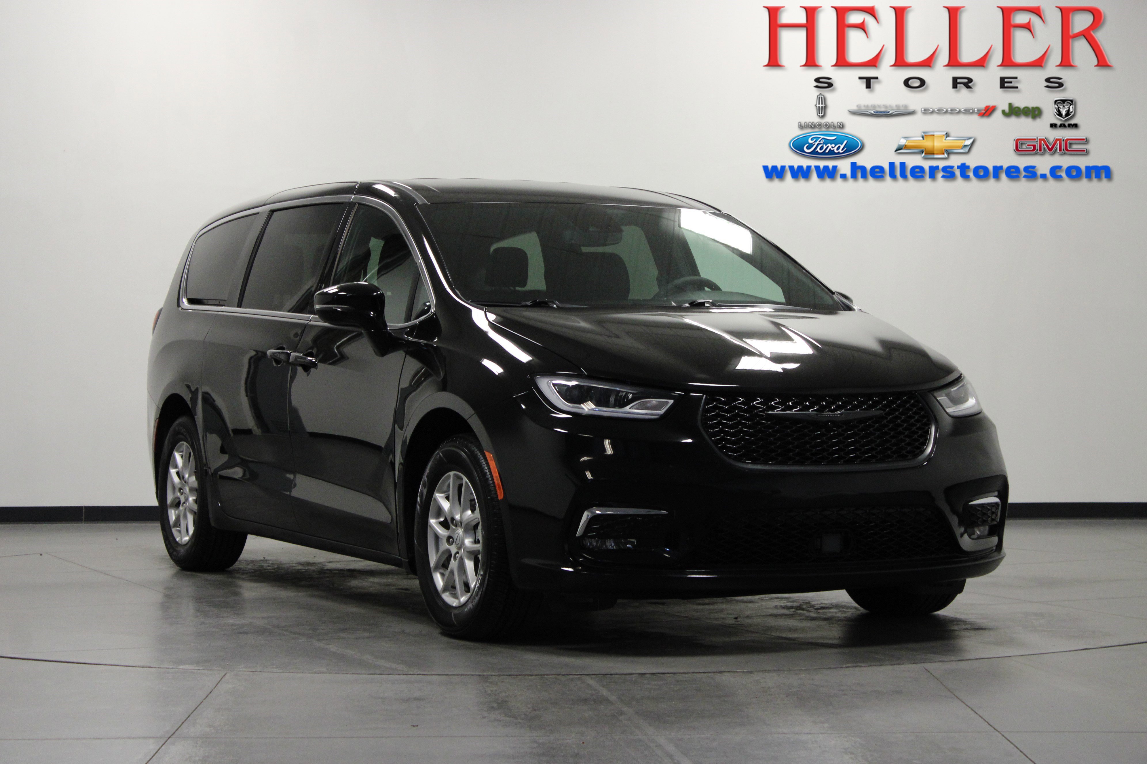 2025 Chrysler Pacifica Select's photo