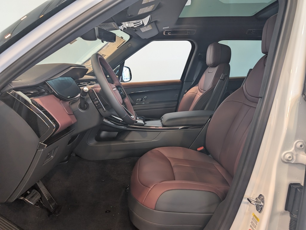2025 Land Rover Range Rover Sport SE photo 8