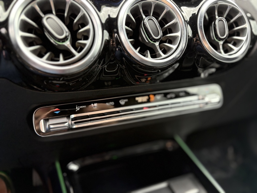 2022 Mercedes Benz GLA 250 photo 13