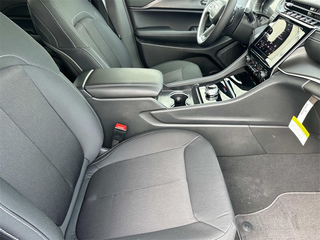 2025 Jeep Grand Cherokee Laredo photo 10