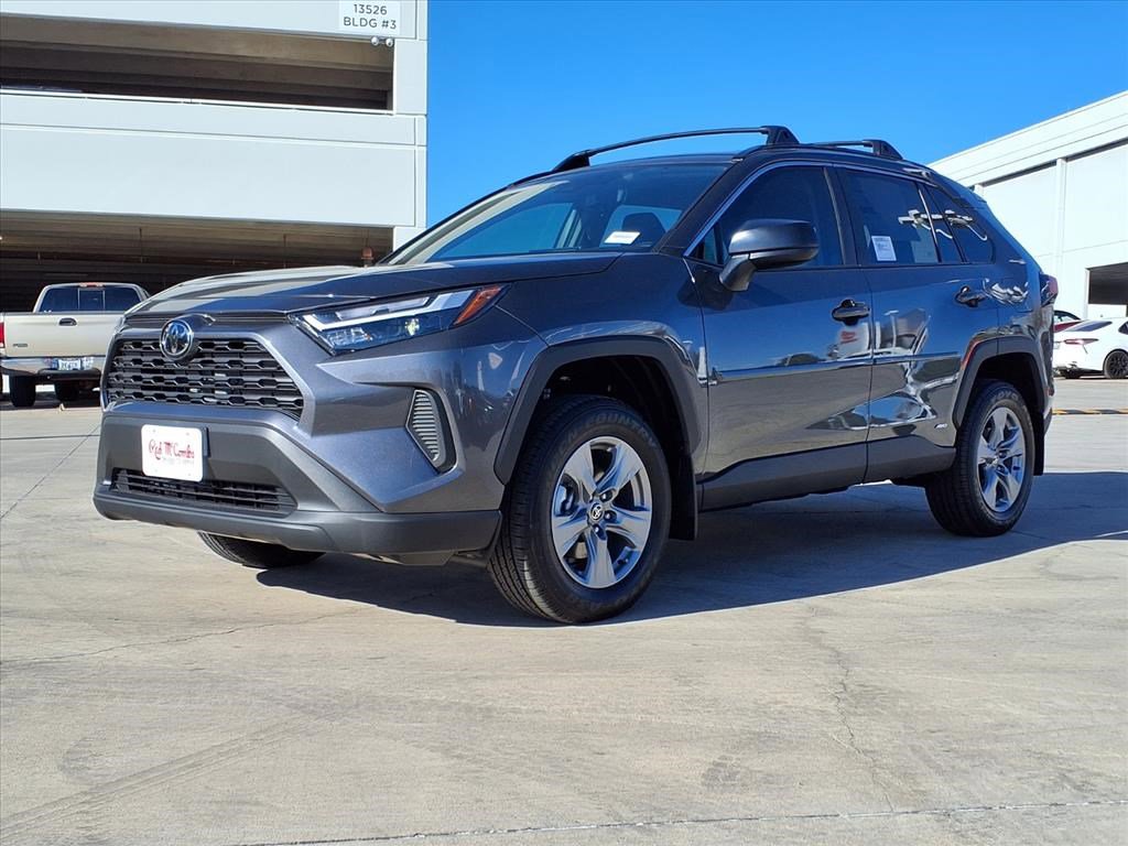 2025 Toyota RAV4 LE's photo