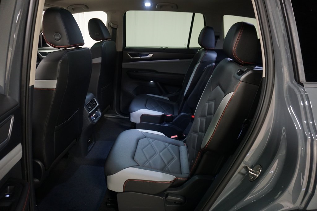 2025 Volkswagen Atlas Peak Edition SE photo 11