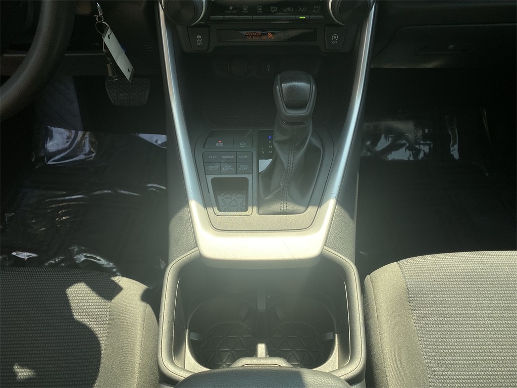 2022 Toyota RAV4 LE photo 21