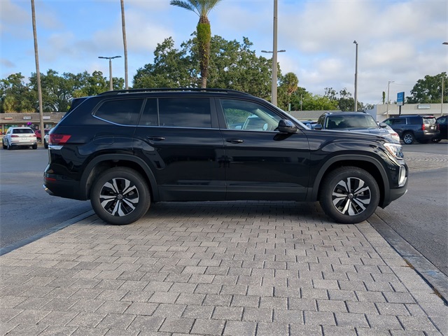 2026 Volkswagen Atlas SE photo 2