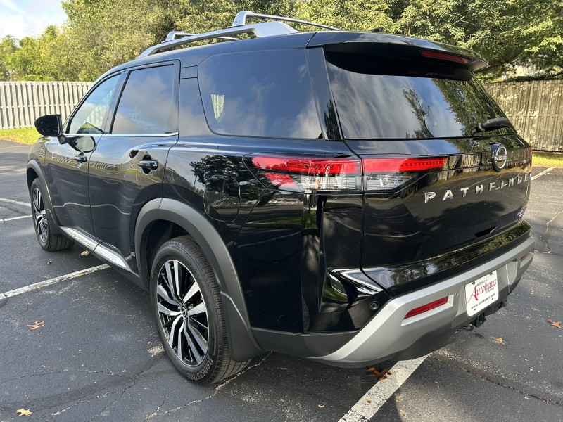 2024 Nissan Pathfinder Platinum photo 3
